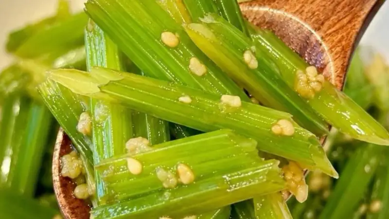 拌芹菜:嘎嘣脆爽口的开胃神器,3分钟搞定夏日餐桌C位!