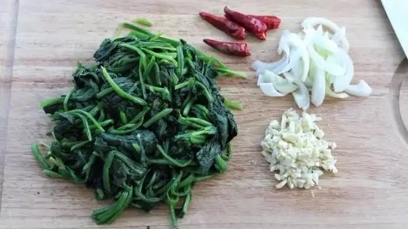 花生米拌菠菜的做法,这道快手拌菜适合夏季三伏天当下饭菜,每次都多吃两碗饭!