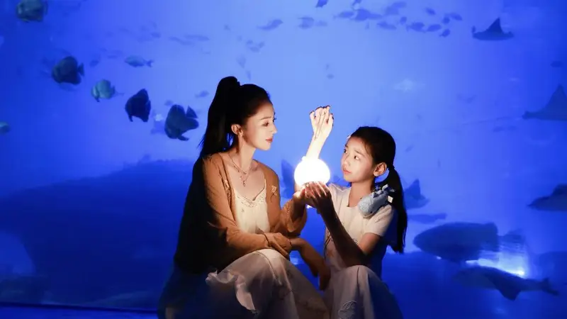 董璇晒与小酒窝暑假生活合照 带女儿近距离感受海洋生物