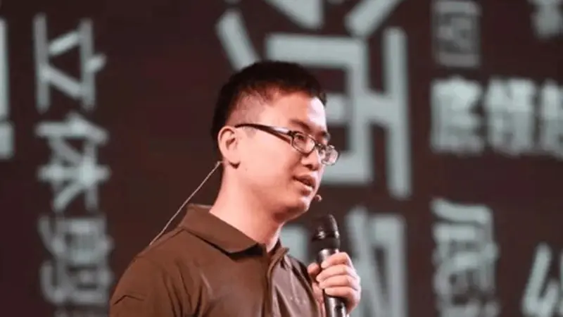 清华学霸退学卖“战袍”,硬控中产男性,年入18亿