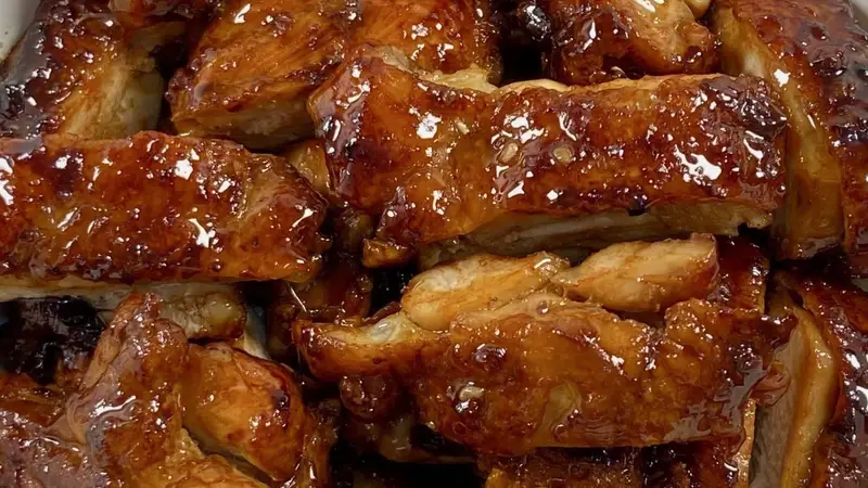 蜜汁鸡腿：一口爆汁，甜咸交织的治愈系美味