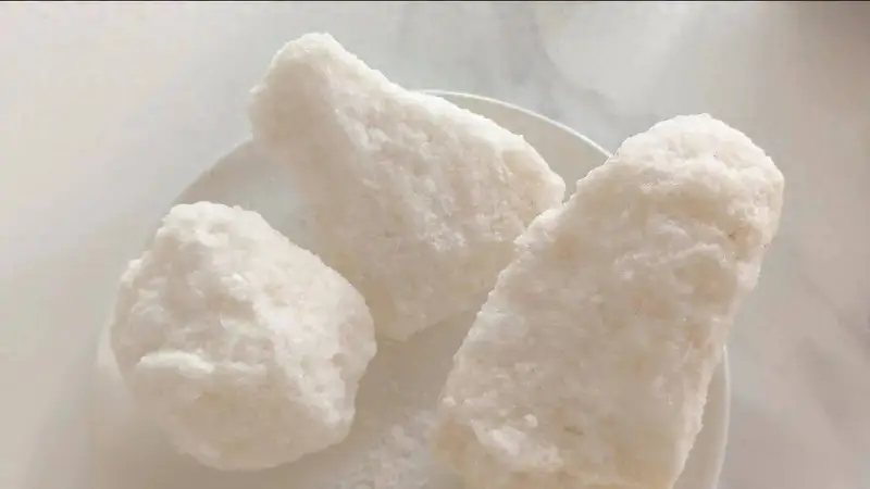 游客景区捡盐块当纪念品,被提醒存在放射性
