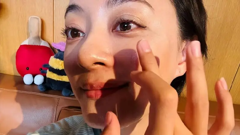 孙俪晒女儿化的妆,称:小花天天给我化妆,化妆技术在进步,最起码,打粉底不像是在抽耳光了