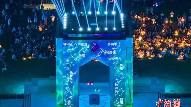 星空作序光影寄情 东南大学专属毕业礼定格学子青春