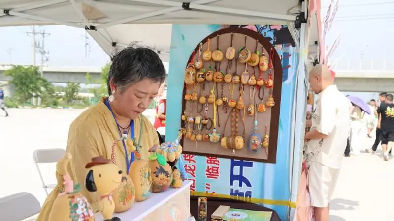 山东聊城:葫芦工艺品热销