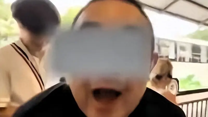 北京导游辱骂游客后续,拘留只是开胃菜,3重处罚下来,饭碗没了