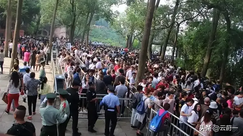 慕田峪插队事件复盘:涉事导游被拘前,有3次可以体面收手的机会