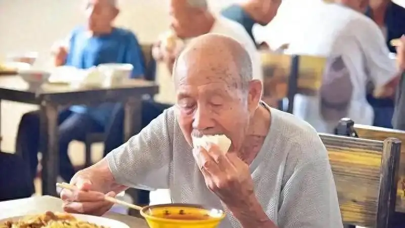 “入伏不忌嘴,郎中跑断腿”,切记:两样要吃两样不吃,应季而食
