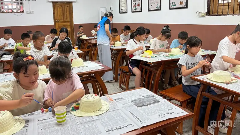 江西吉安县：草帽绘童心，清凉“艺”夏润乡间