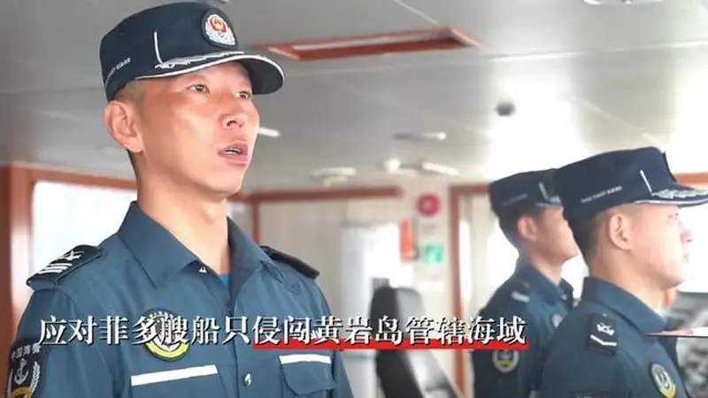 中国海警水炮喷射菲侵闯船只,菲船掉头逃窜