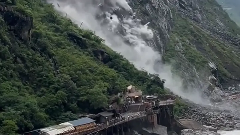香格里拉虎跳峡景区通报局部山体落石:景区游览区域未受波及