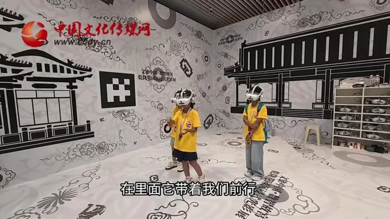 “故宫小书包”研学游探访故宫乾隆花园沉浸式光影展