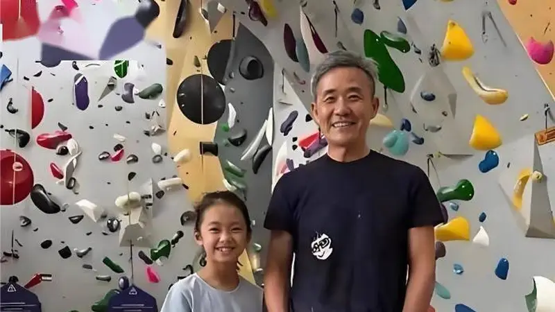 8月4日75岁王石女儿近照曝光,小姑娘笑容灿烂,眼睛弯弯,照片全网疯传,评论区却炸了:他给女儿留的7000万豪宅,或许只是冰山一角
