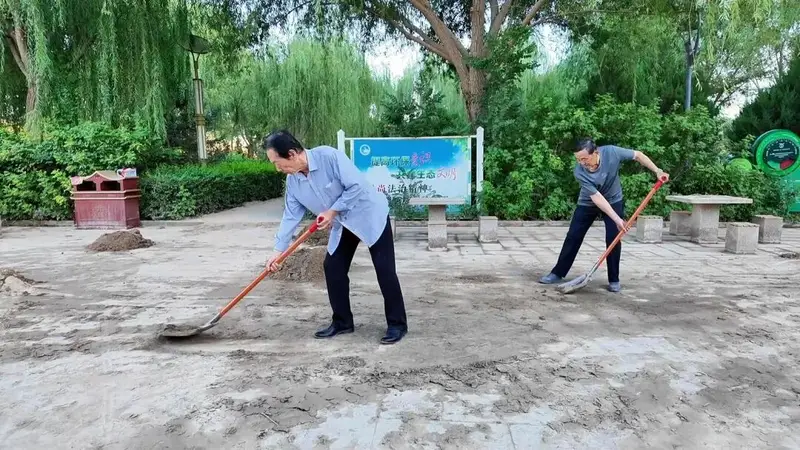 老当益壮!党河岸边余热浓 挥锹清淤护家园