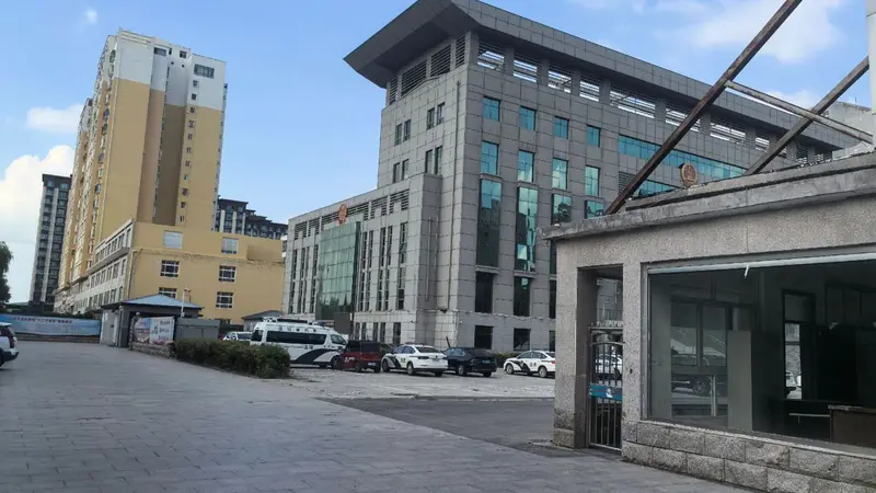 河北邯郸多个区县机关单位拆除大院围墙，停车位和厕所免费开放，当地多部门回应