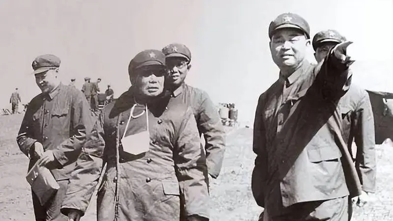 大军区司令进京开会,军委首长说:把你降一级调离,有没有意见?