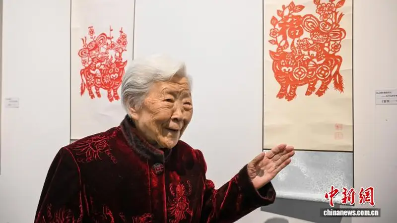 云南百岁“窗花奶奶”张月仙百幅剪纸集中亮相 “剪辑”出世纪匠心
