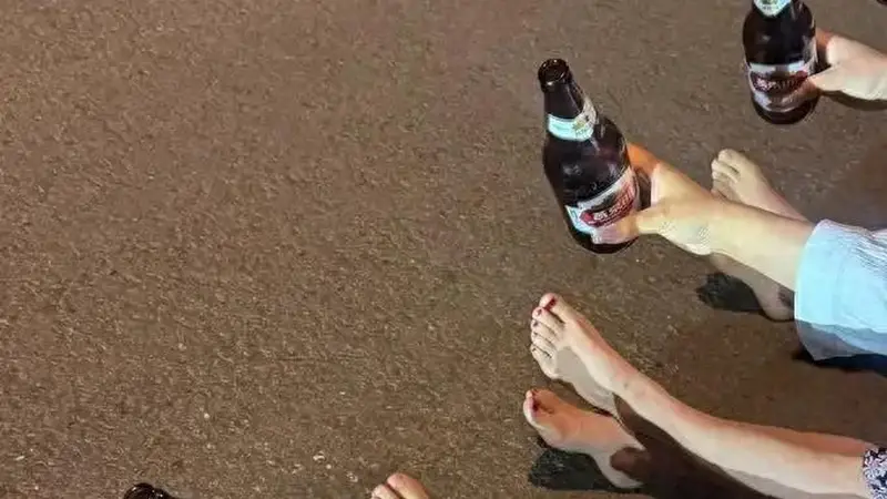 青岛人避暑大反转!往年挤爆金沙滩,今年扎堆家门口玩水!