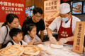 为什么很多人第一次看师傅打白吉馍，比吃肉夹馍更有意思？