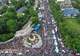 遭1.3万人围堵,马科斯拉美国撑腰!解放军轰-6K挂弹锁死黄岩岛