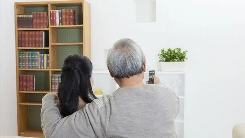 最残酷的家庭轮回:一心养儿防老的父母,晚年大多被子女疏远