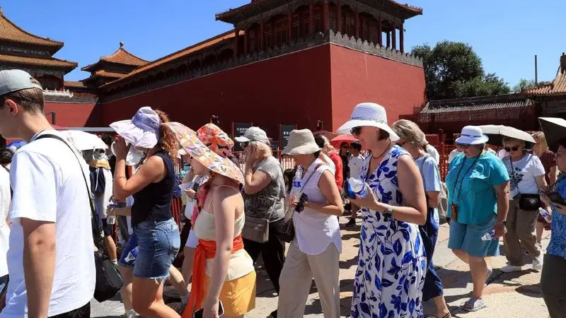 进入三伏天 中外游客冒酷暑游览北京故宫博物院