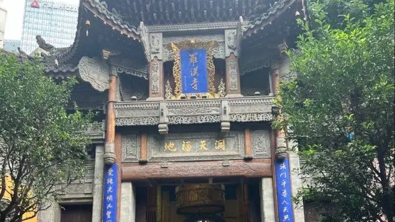 罗汉寺,自从拍摄了电影《疯狂的石头》后,名声大震。