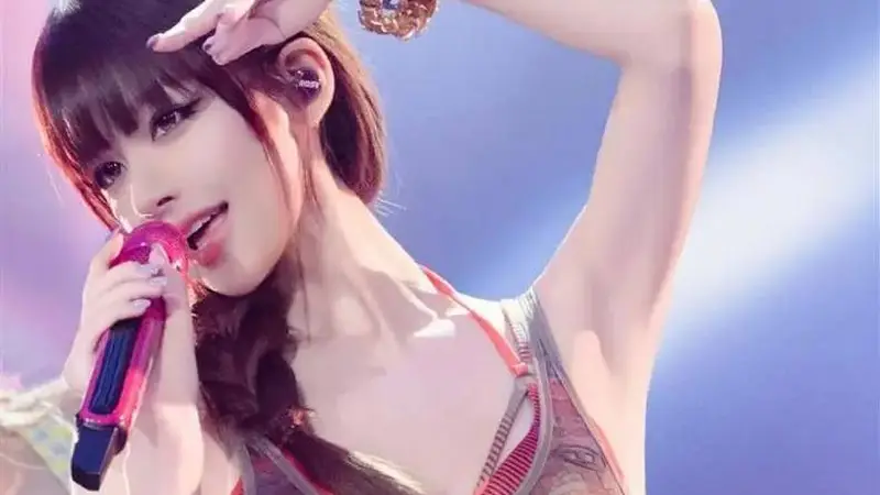 赵露思澳门演唱会穿内衣露小蛮腰!曼妙身材性感火辣