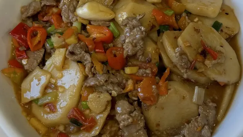 哇，家常芋头焖牛肉也太绝了吧，为啥不知不觉就吃光两碗饭