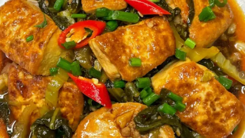 老坛酸菜搭配嫩豆腐,一口热汤治愈寻常烟火