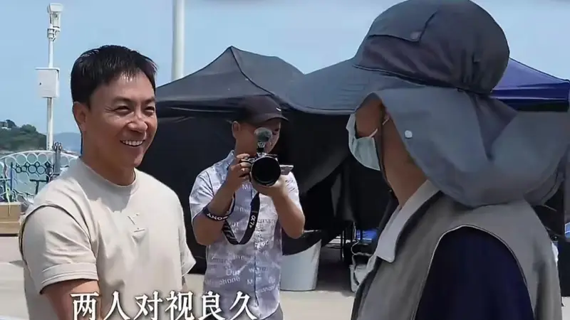 释小龙时隔30年再次探班周星驰 二人握手交谈回忆满满