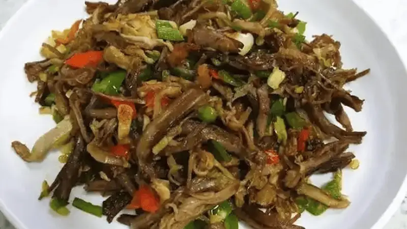 卤牛肉这样撕成条再炒辣椒，家里来客人做为下酒菜绝对受欢迎