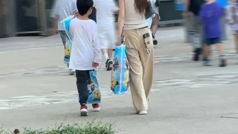 8月4日:杨颖带儿子吃甜品被路人偶遇,腰线偏低身材五五分,小海绵紧紧牵着妈妈的手