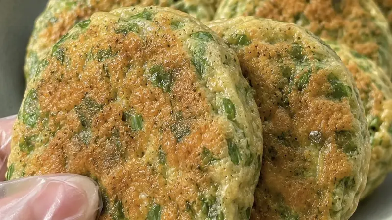 外酥里嫩,韭香四溢:只需三步还原家常味韭菜鸡蛋饼