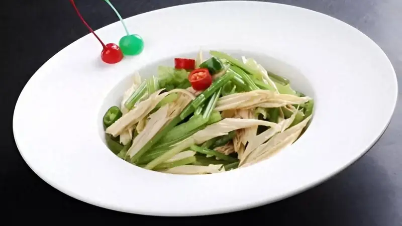 西芹别炒肉了，搭配它炒一锅，微辣咸香，连吃三天都不腻