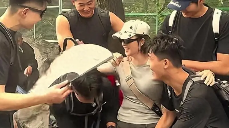 泰山陪爬还是陪“睡”？牵手加钱公主抱另算，这山爬得太暧昧！