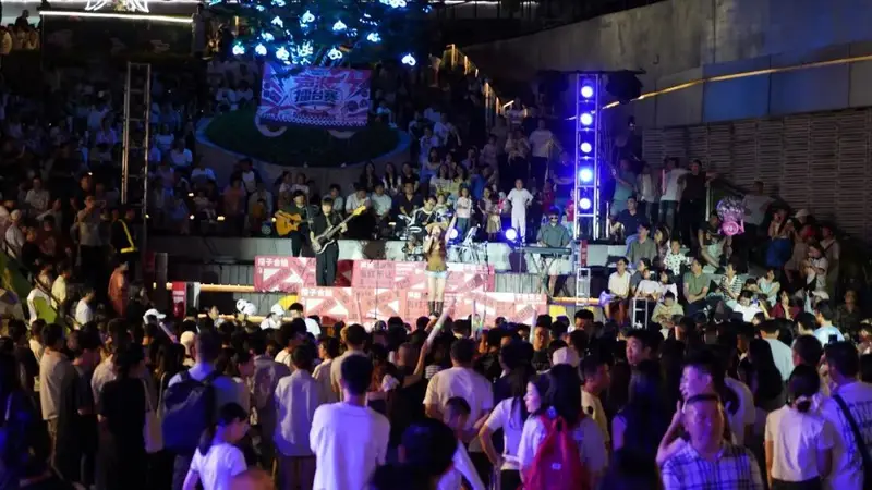 擂台燃动夏夜!贵阳路边音乐会解锁沉浸式新玩法