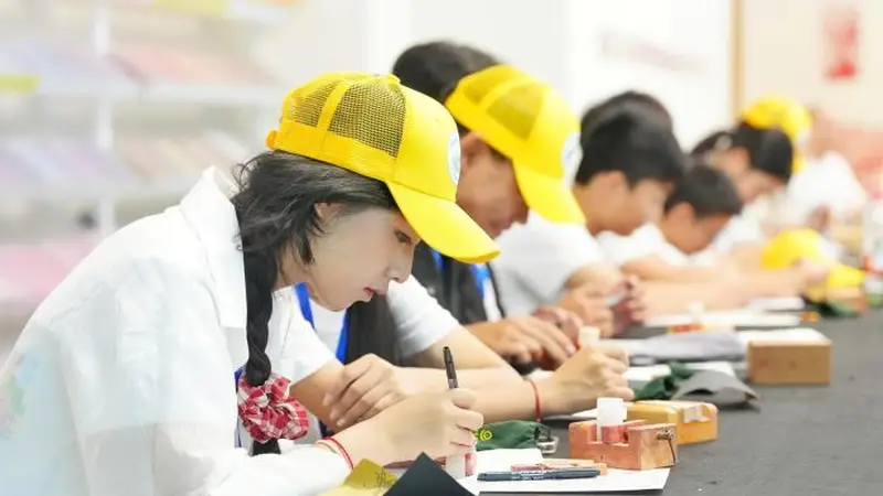 以字为媒 海外华裔青少年在长沙“刻”下自己的姓
