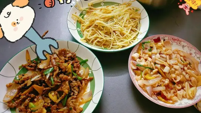 水煮肉片、四喜蒸饺……下班推开门,饭菜已上桌,掌勺的是放暑假的娃