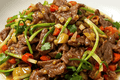鲜辣入味嫩而不柴，小炒黄牛肉解锁正宗湘式滋味