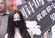虞书欣怀抱蚌精玩偶上班 笑容甜美可爱俏皮