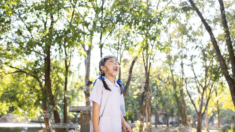 送孩子出国读小学 中产父母辞职卖房当蓝领