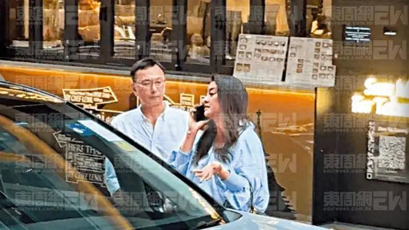 47岁廖碧儿新恋情曝光,男方戴眼镜斯文稳重,两人入会所有说有笑