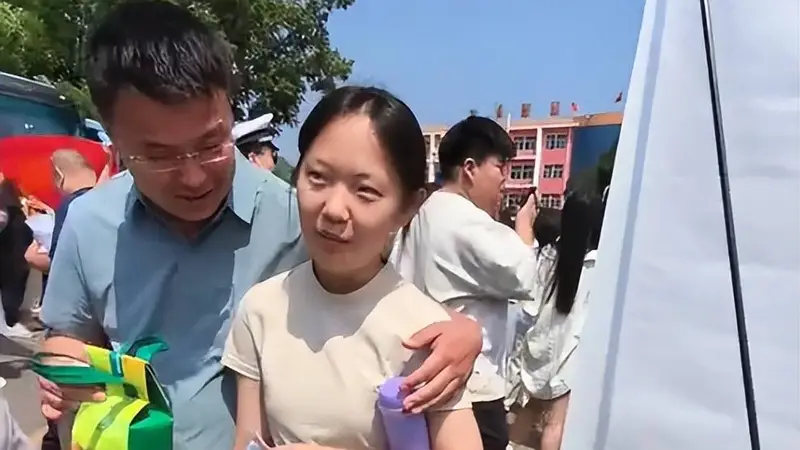 “虚荣到极致,就是这种面相”,家长用奶茶袋包大疆,初三女儿当场变脸