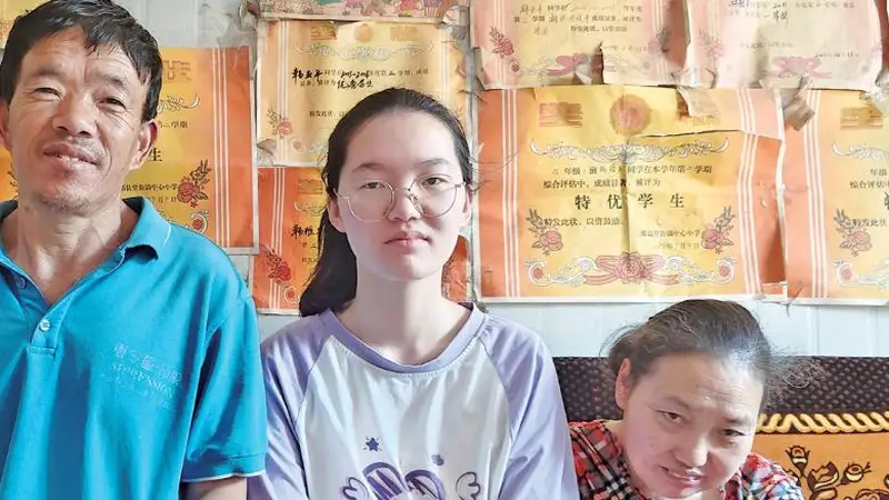 没想到,韩雅平高考699分曝光才几天,一家人就走上大衣哥的老路