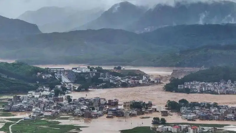 “村内大部分已淹到二楼”,广西六蓝水库漫坝,当地村民称正抢险,家人已转移