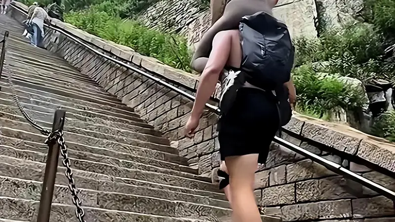 泰山陪爬彻底变味！牵手额外收费、公主抱加价，网红视频大多是剧本