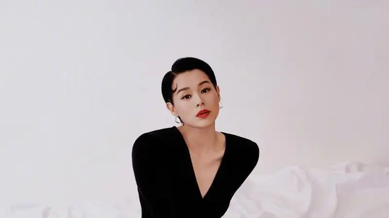 47岁胡杏儿黑丝红底鞋写真翻红,三孩妈状态碾压内娱,网友:凭啥
