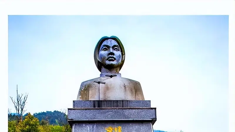 41年,她怀抱女儿上刑场,女儿被扔草丛,20年后女儿成国家栋梁!