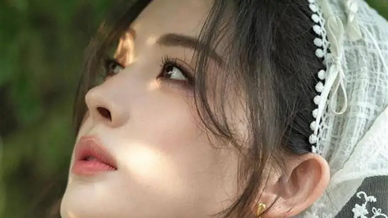 娜扎米白蕾丝+牛仔背带+红拖：高温差点热晕，但有番石榴味的夏日，解锁复古田园风
